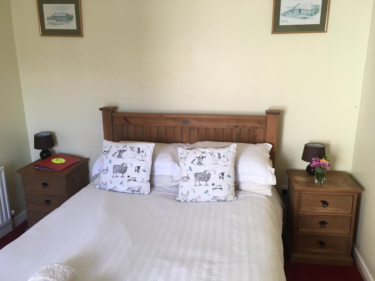 The Pier Bar , Cleggan Bed & Breakfast ภายนอก รูปภาพ
