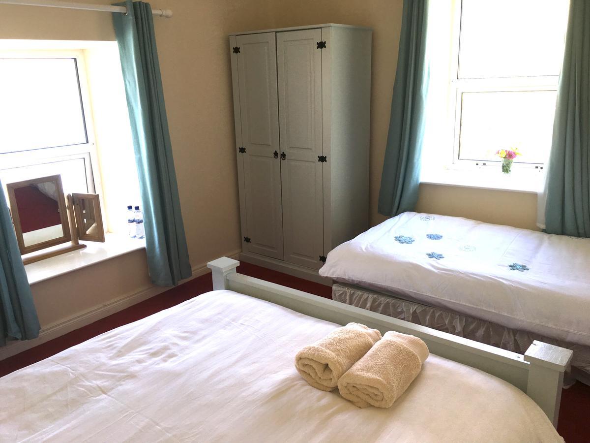 The Pier Bar , Cleggan Bed & Breakfast ภายนอก รูปภาพ