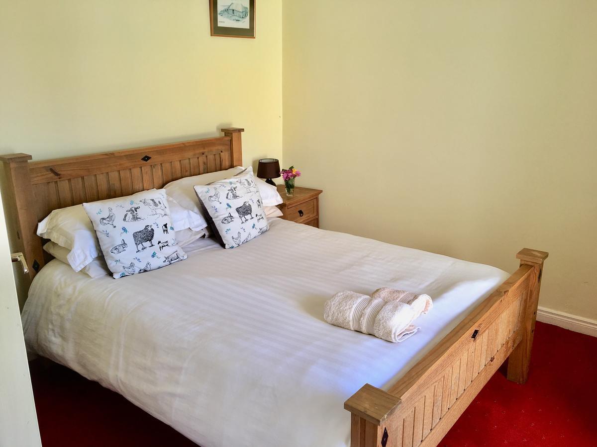 The Pier Bar , Cleggan Bed & Breakfast ภายนอก รูปภาพ