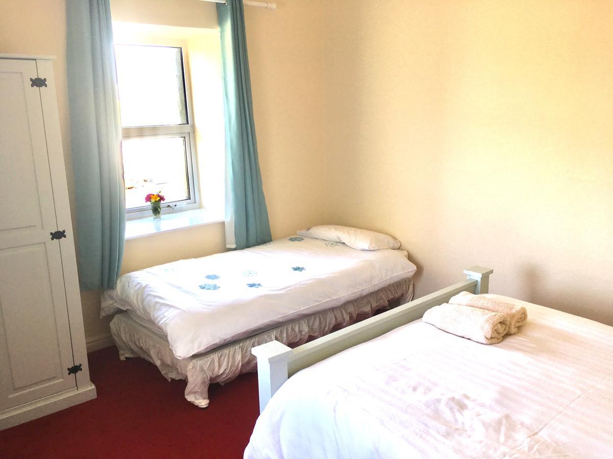 The Pier Bar , Cleggan Bed & Breakfast ภายนอก รูปภาพ